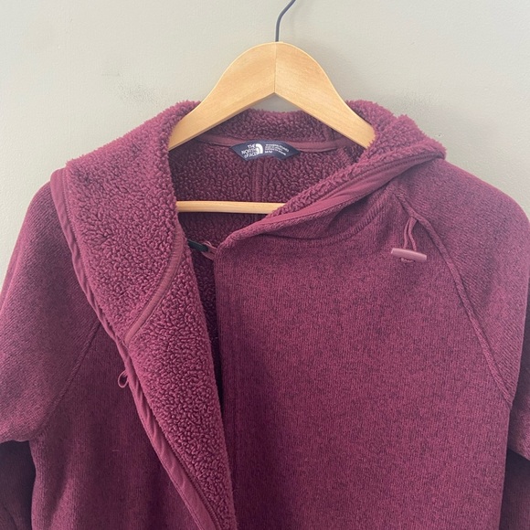 The North Face Burgundy Fleece Crescent Wrap Hooded Jacket - Picture 2 of 4